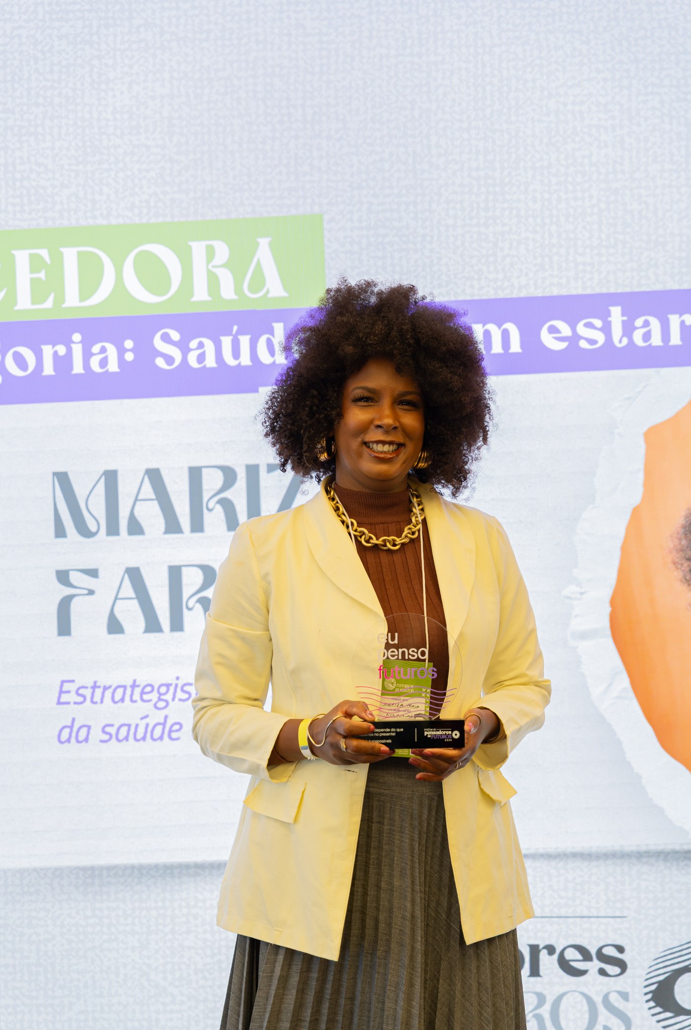 Dra. Mariza Faria recebendo o Prêmio Pensadores do Futuro